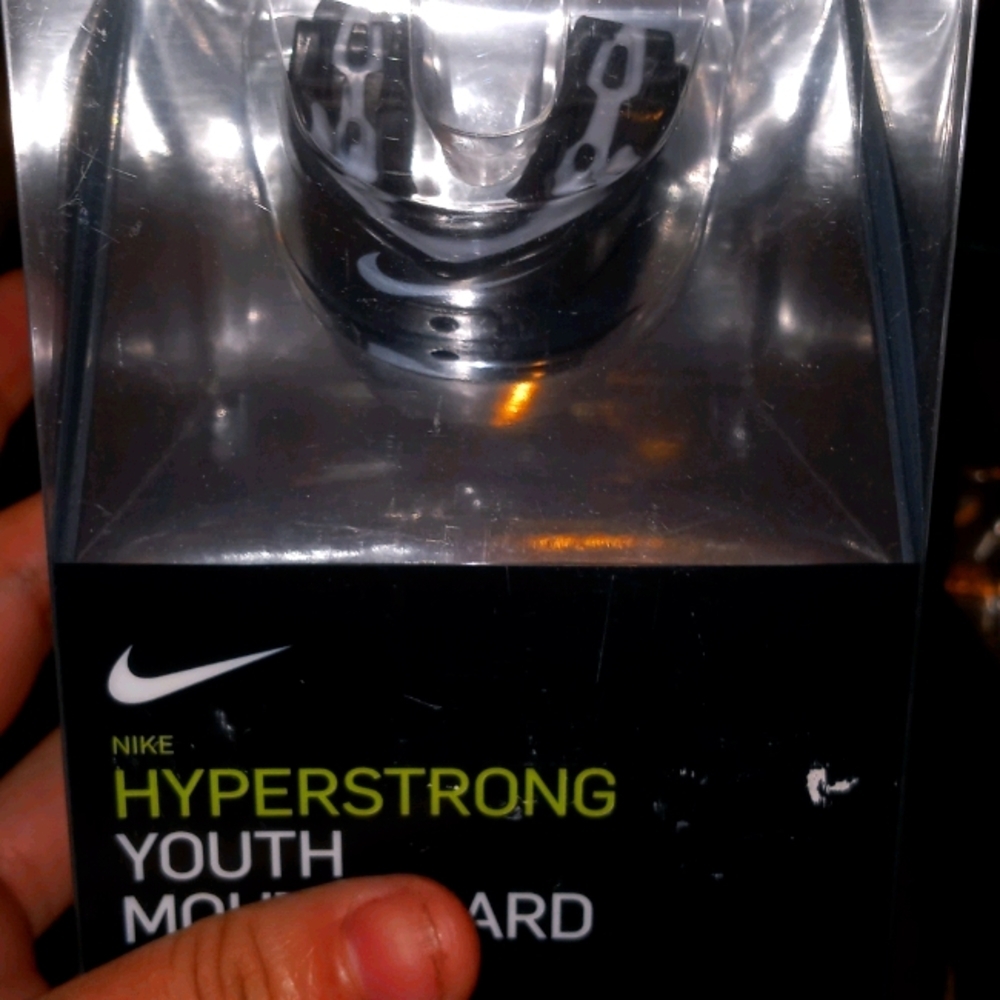 Nike hyperstrong Youth mouthguard